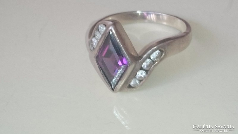 Ezüst gyűrű ametiszt színű kővel és cirkonkövekkel diszitve