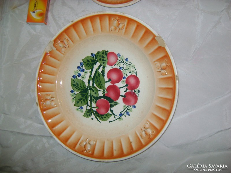 KKKP jelzésű, régi, meggy mintás gránit tányér - két darab együtt
