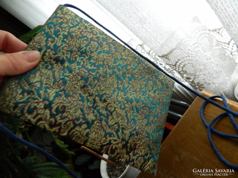 A novel satchel with an oriental motif