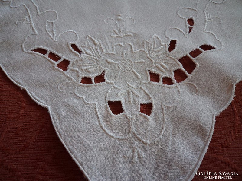 Virágos hímzett terítő- hófehér 78x80 cm