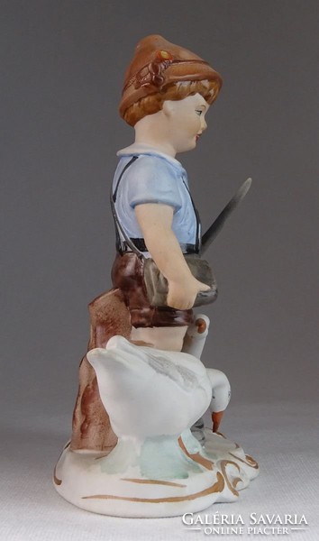 0M718 Biszkvit porcelán libás fiú figura 21 cm