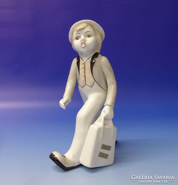 0M627 Utazó táskás fiú porcelán figura 21 cm