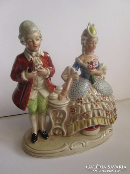 Kézzel festett, jelzett GDR porcelán figura.  főúri pár