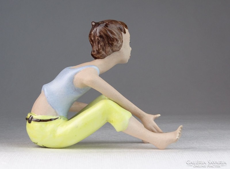 0M654 Hibátlan biszkvit porcelán lány figura