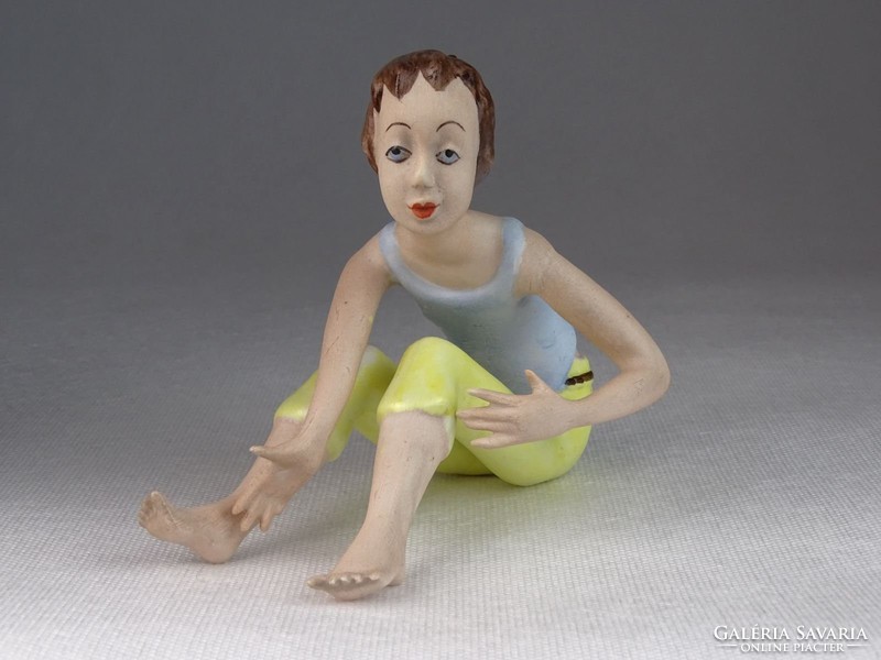 0M654 Hibátlan biszkvit porcelán lány figura