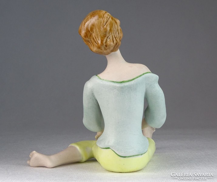 0M669 Hibátlan biszkvit porcelán lány figura