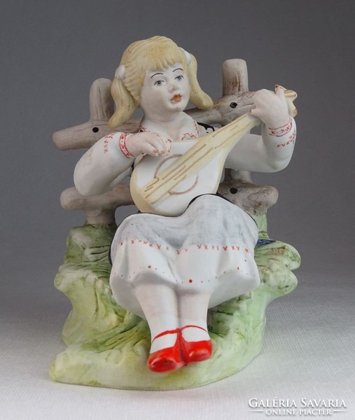 0M705 Hibátlan biszkvit porcelán gitározó lány