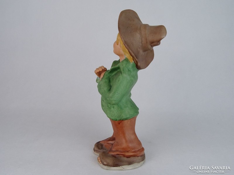 0M740 Biszkvit porcelán kalapos fiú figura 27 cm