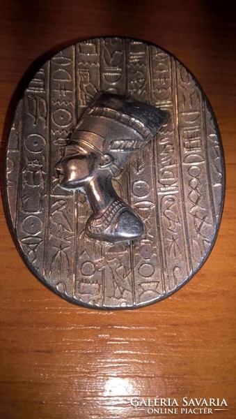 Páratlan, gyönyörűen kidolgozott hieroglifás Nofretete ezüst medál és kitűző egyben.