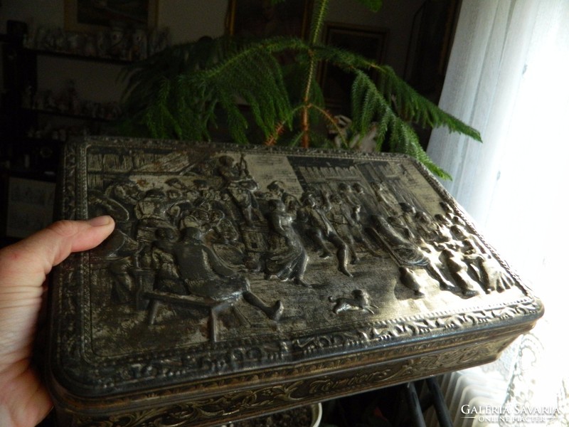 Antik dombormintás jelenetes belga fém doboz