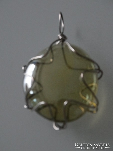 Citrinüveg medál fém vázban, 4 cm átmérő