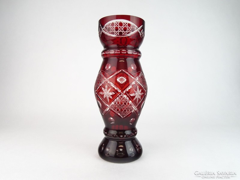 0M986 Régi bordó csiszolt kristály váza 31 cm