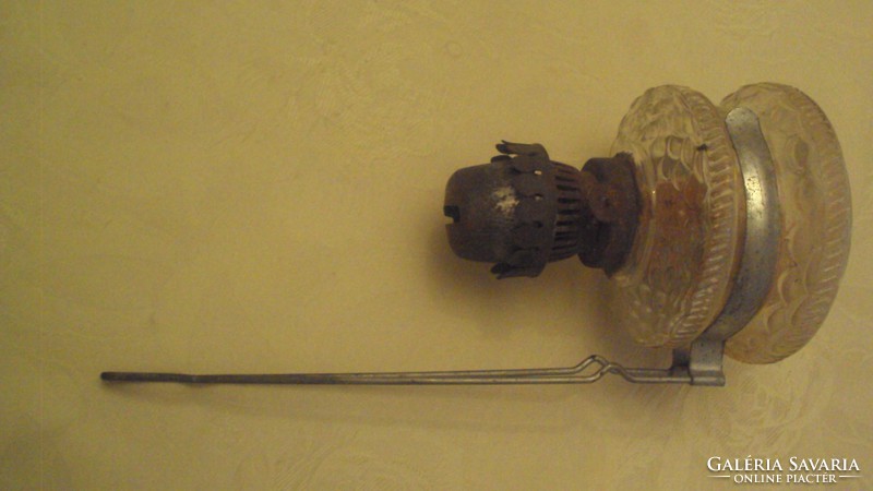 Régi,üvegtestű,falra akasztható petróleum lámpa.