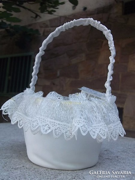Flower basket with lace lining for little girls, new, perfect condition