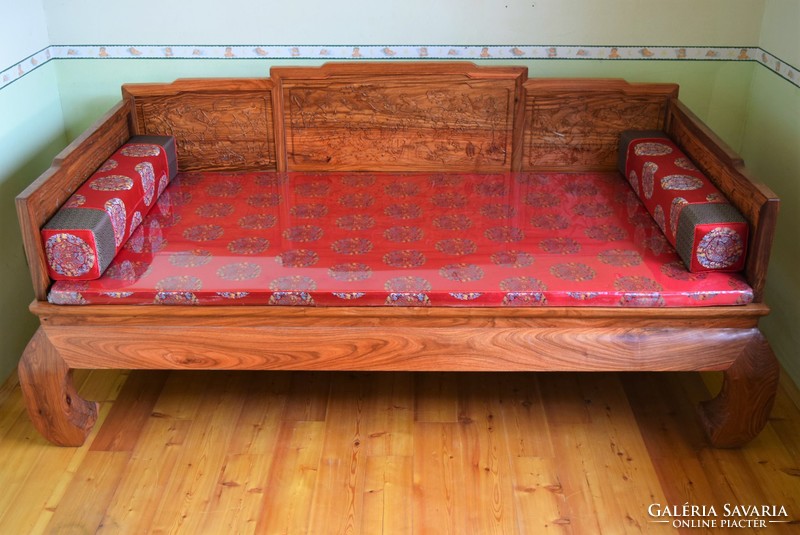 Traditional Chinese carved rosewood bed!
