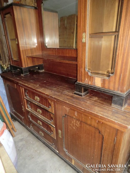 A large mirrored cupboard with a mirrored mirror is about 180x67x180