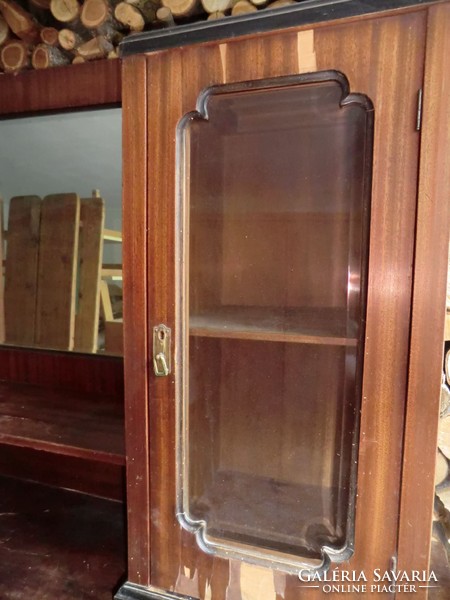 A large mirrored cupboard with a mirrored mirror is about 180x67x180