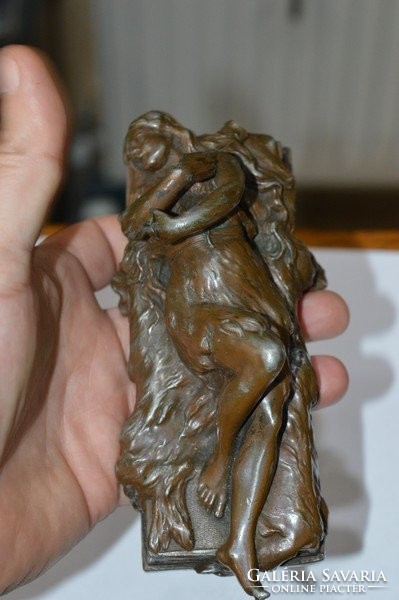 Bronzírózott ón női figura