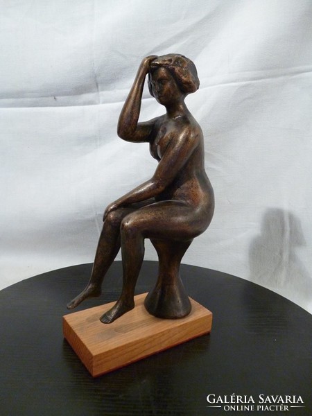 AA38 Balás Eszter ülő női akt szobra