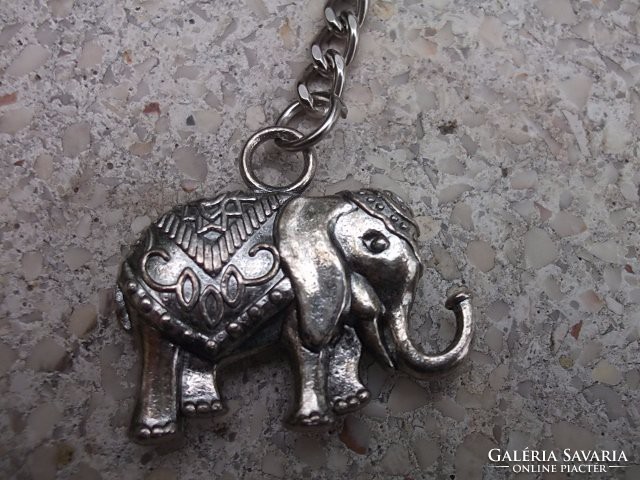 Ezüst szinű Elefánt kulcstartó -aqjándékba is