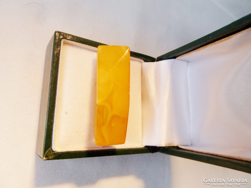 Antik borostyán bross 9k arany szerelékkel