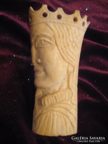 Bone carving, depiction of a queen 13 x 7 cm
