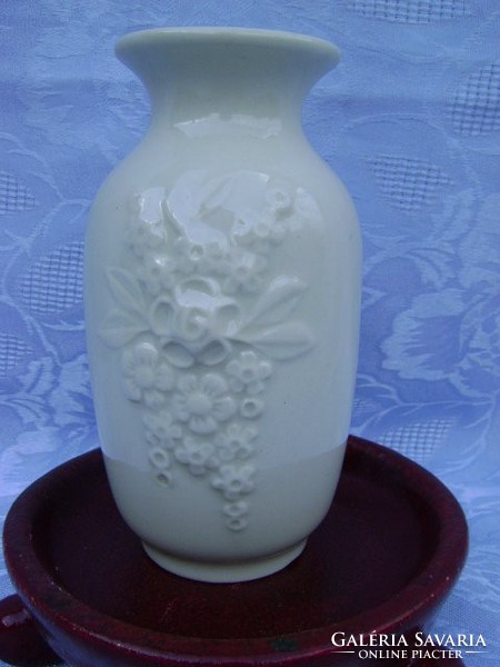 Bézs színű művészi porcelán váza Rosa Ljung alkotása