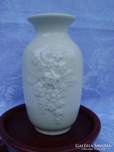 Bézs színű művészi porcelán váza Rosa Ljung alkotása