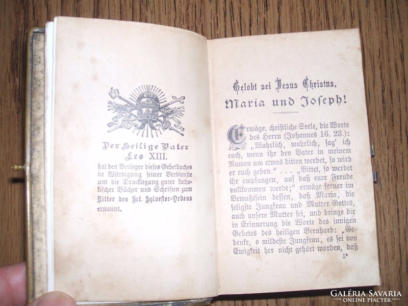 Német nyelvű, gót betűs csatos imakönyv, kaucsuk fedéllel 