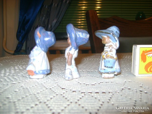 Három darab kicsi kerámia kislány figura vitrindísz