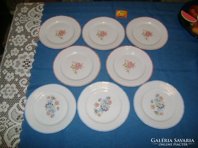Nyolc darab porcelán süteményes tányér