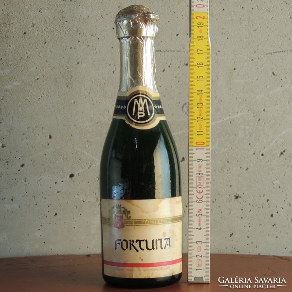 "Máp Fortuna" félédes pezsgő címkés pezsgősüveg