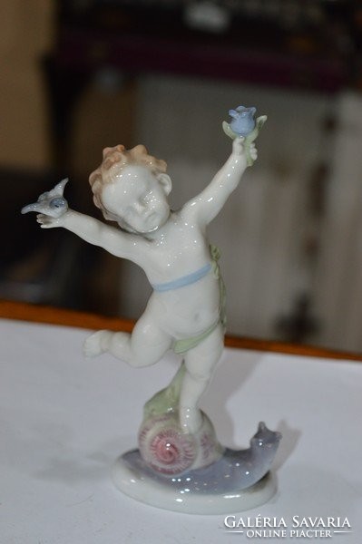 Német porcelán kisfiú figura