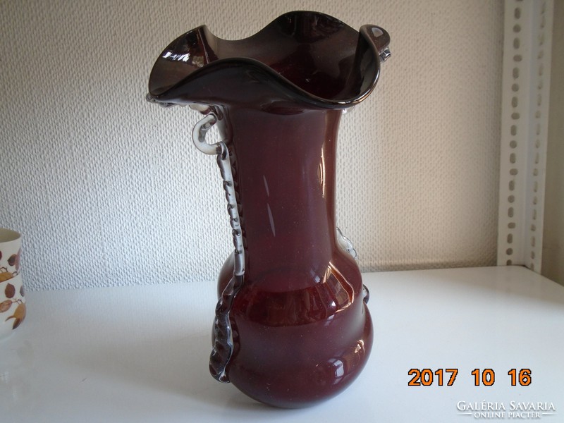 Kézműves Bordó bíbor fodros szájú,rátétes díszítéssel fújt szakított váza 25 cm