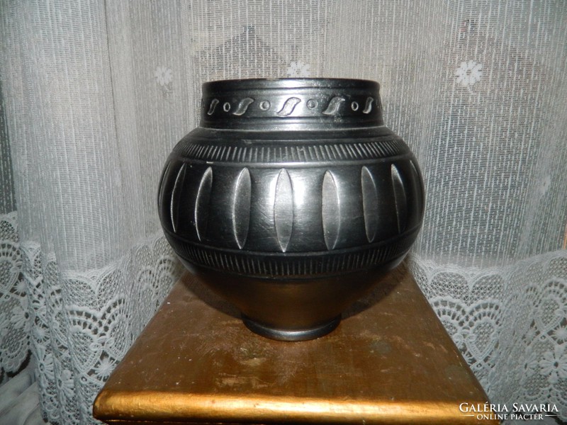 Lakatos László master ceramicist: black ceramic vase