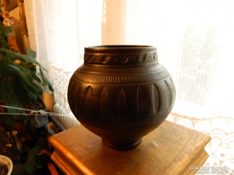Lakatos László master ceramicist: black ceramic vase