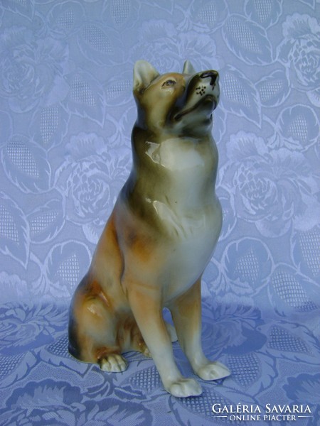 Nagy méretű Royal Dux kutya. Csehszlovákia.