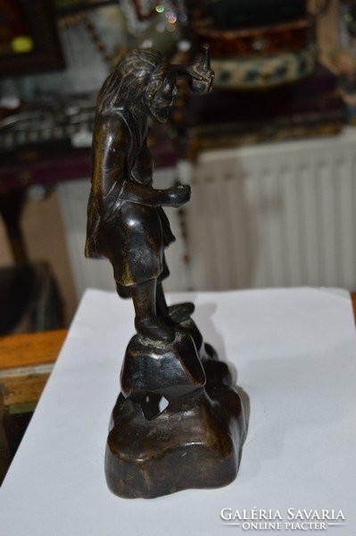 Keleti bronz figura