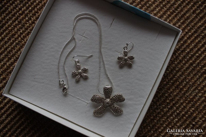 Beautiful set: silver necklace, earrings, and pendant