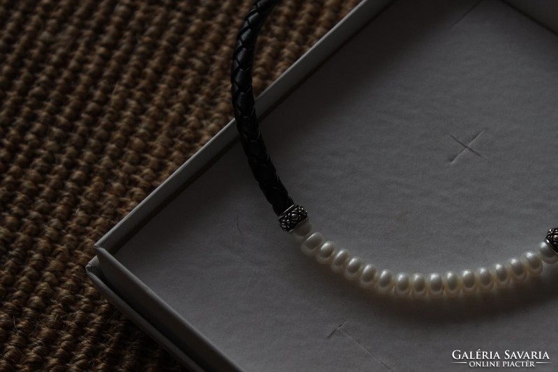 Ezüst szerelékkel készült nyaklánc, mely gyöngyből és bőr szíjból áll