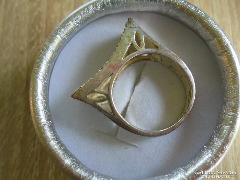 Designer csiszolt köves gyűrű