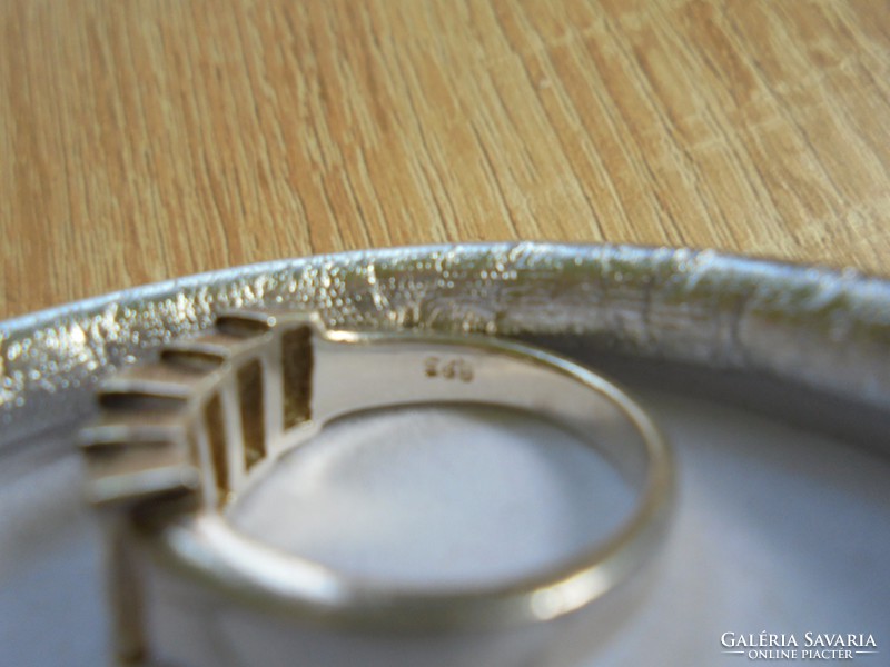 Csiszolt köves ezüst gyűrű