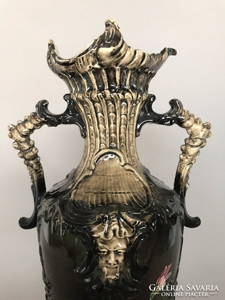 Vase of majolica