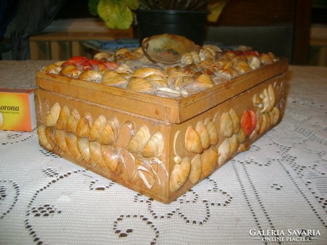 Retro díszdoboz fából - kagylókkal díszített