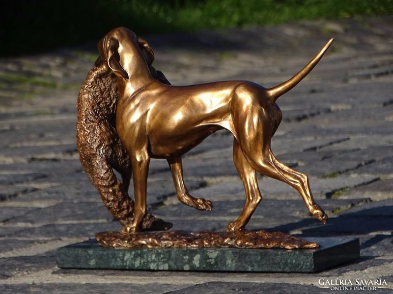 Bronze statue of a Hungarian vizsla retrieving a fox