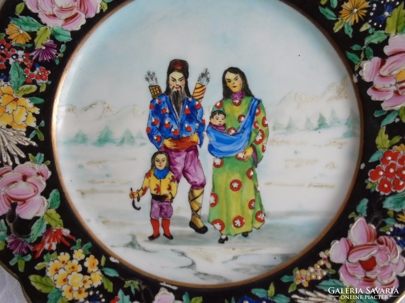 Kézzel festett dombor mintás jelzett régi porcelán tányér