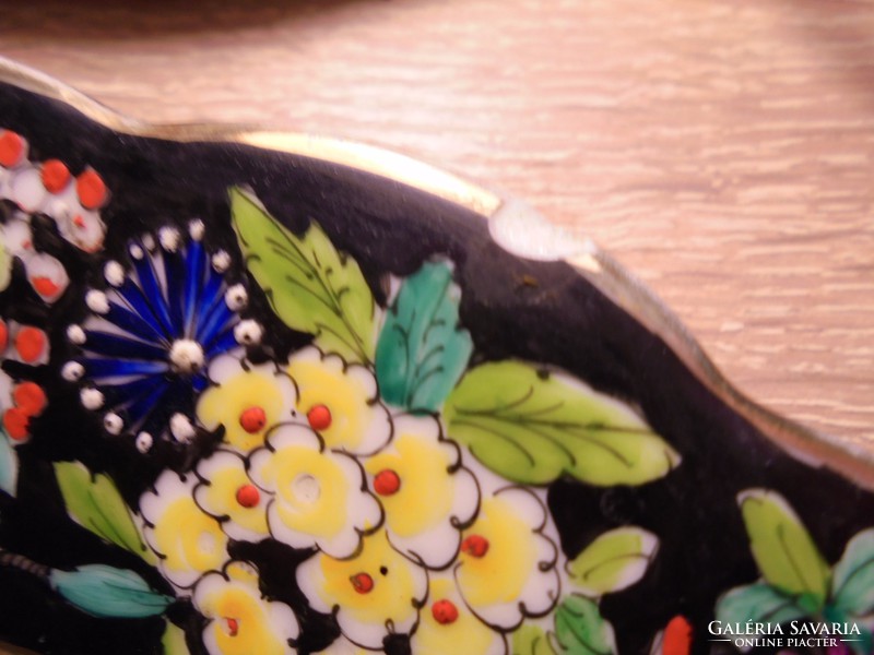 Kézzel festett dombor mintás jelzett régi porcelán tányér