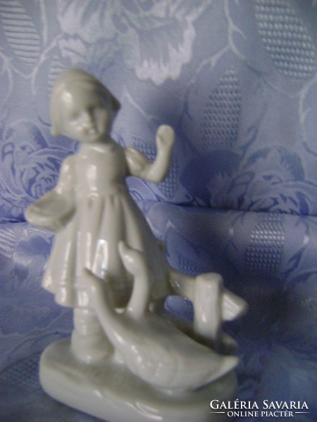 A világhirű ROLYAL porcelán figura vitrin állapotban van 
