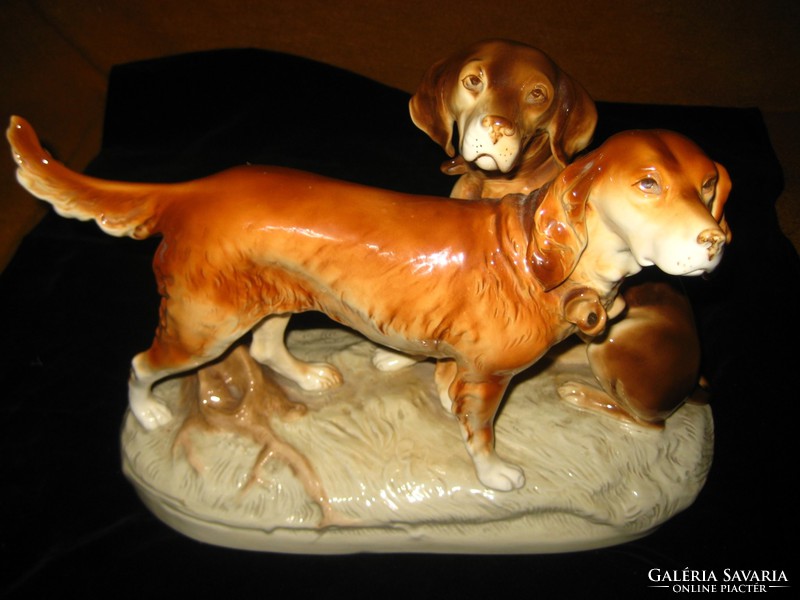 Kutyapár , szignós  nagy méretű  40 x 30 cm , gyönyörű  igen nívós műtárgy,hibátlan porcelán