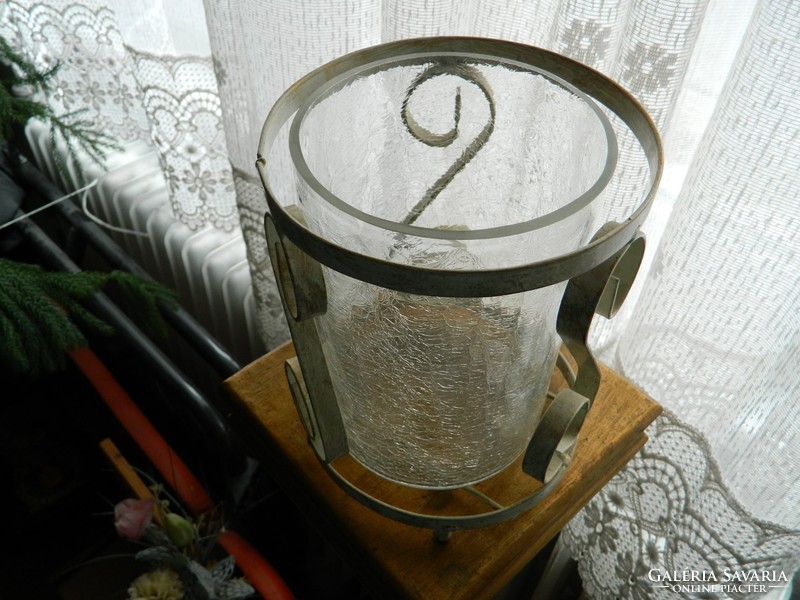 Nagy méretű kovácsoltvas gyertyatartó lámpás különleges üvegbetéttel